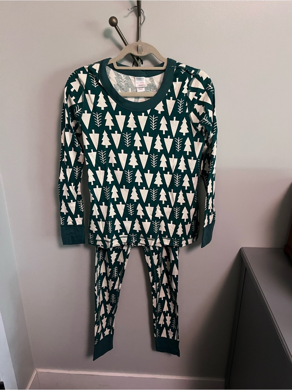 Hanna Andersson Green and White Tree-Print Christmas Pajama Set
